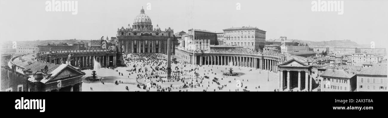 1909 , ROMA , ITALIA : veduta panoramica di Piazza SAN PIETRO con l'Obelisco . Photio Di Notman Photo Co., USA - ITALIA - FOTO STORICHE - GEOGRAFIA - GEOGRAFIA - ARCHITETTURA - ARCHITETTURA - ROMA - chiesa - chiesa - Basilica - Chiesa - SAN PIETRO - RELIGIONE CATTOLICA - Piazza - persone - gente - dolce - PANORAMICA - PANORAMA ---- Archivio GBB Foto Stock