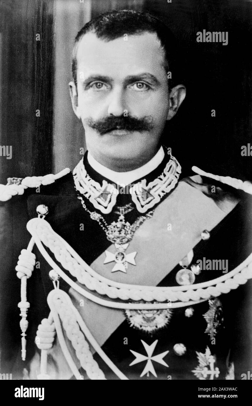 1900 ca , Roma , ITALIA: Il Re italiano Vittorio Emanuele III ( 1869 - 1947 ). - SAVOY - CASA SAVOIA - ITALIA - REALI - nobiltà ITALIANA - SAVOY - NOBILTÀ - ROYALTY - STORIA - FOTO STORICHE - baffi - baffi - uniforme militare - disa uniforme militare - medaglie - medaglie - medaglia ---- Archivio GBB Foto Stock