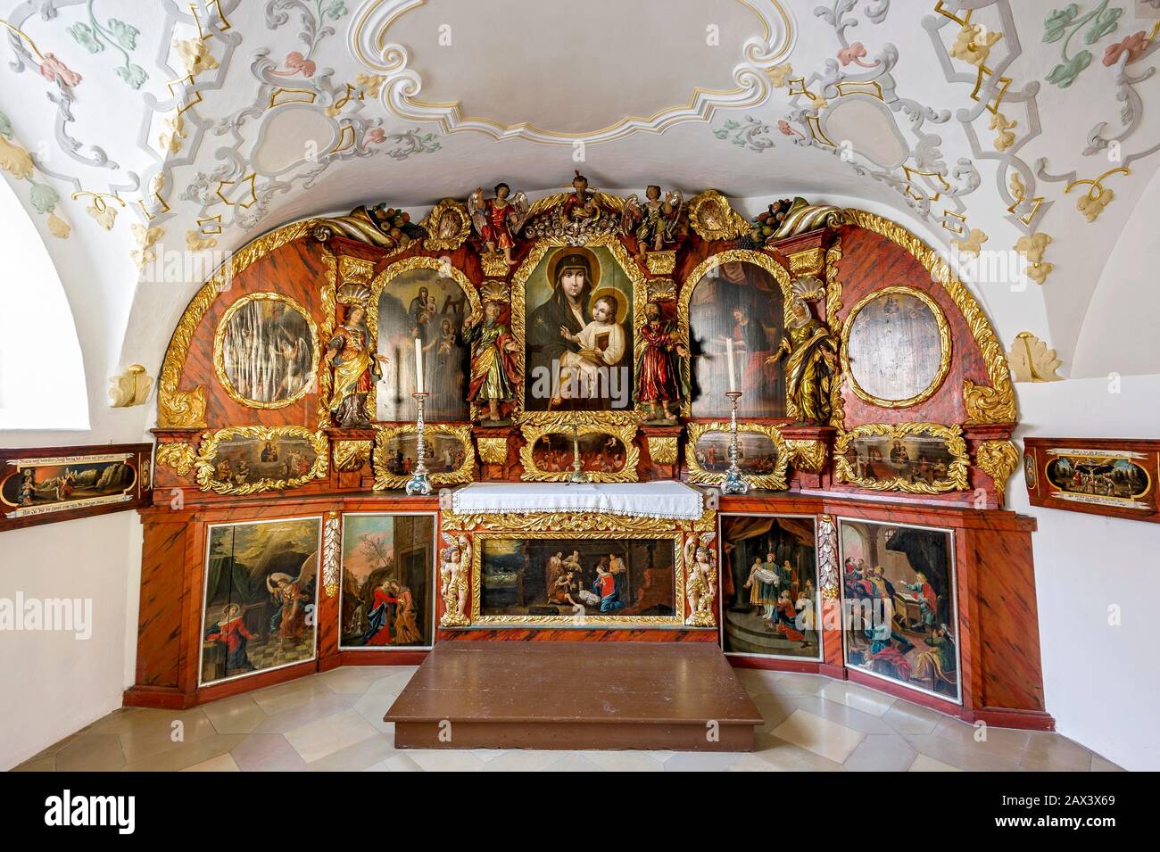 Altare e altare con Madonna Lucas, cappella di pellegrinaggio a Maria Schnee in cappella cripta, piazza della chiesa, centro storico, Mindelheim, Svevia, Baviera Foto Stock