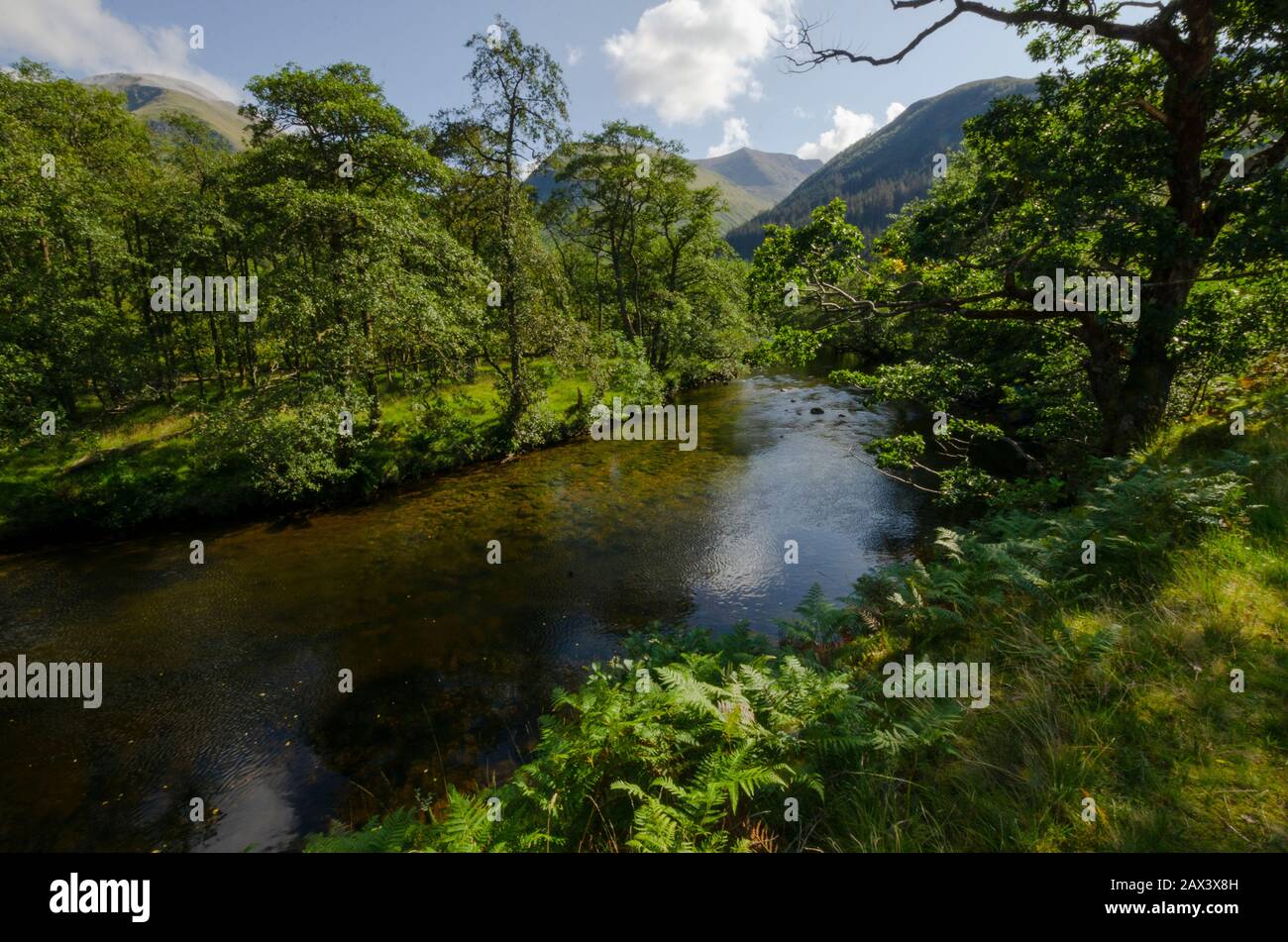 Paesaggio del fiume Nevis sotto ben Nevis nelle Highlands scozzesi, Scozia, Regno Unito Foto Stock