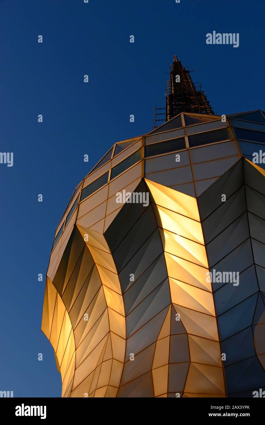 La parte più alta della torre della televisione, conosciuta anche come la torre del drago o Longta, a Harbin, Cina visto dalla piattaforma di osservazione esterna al tramonto Foto Stock
