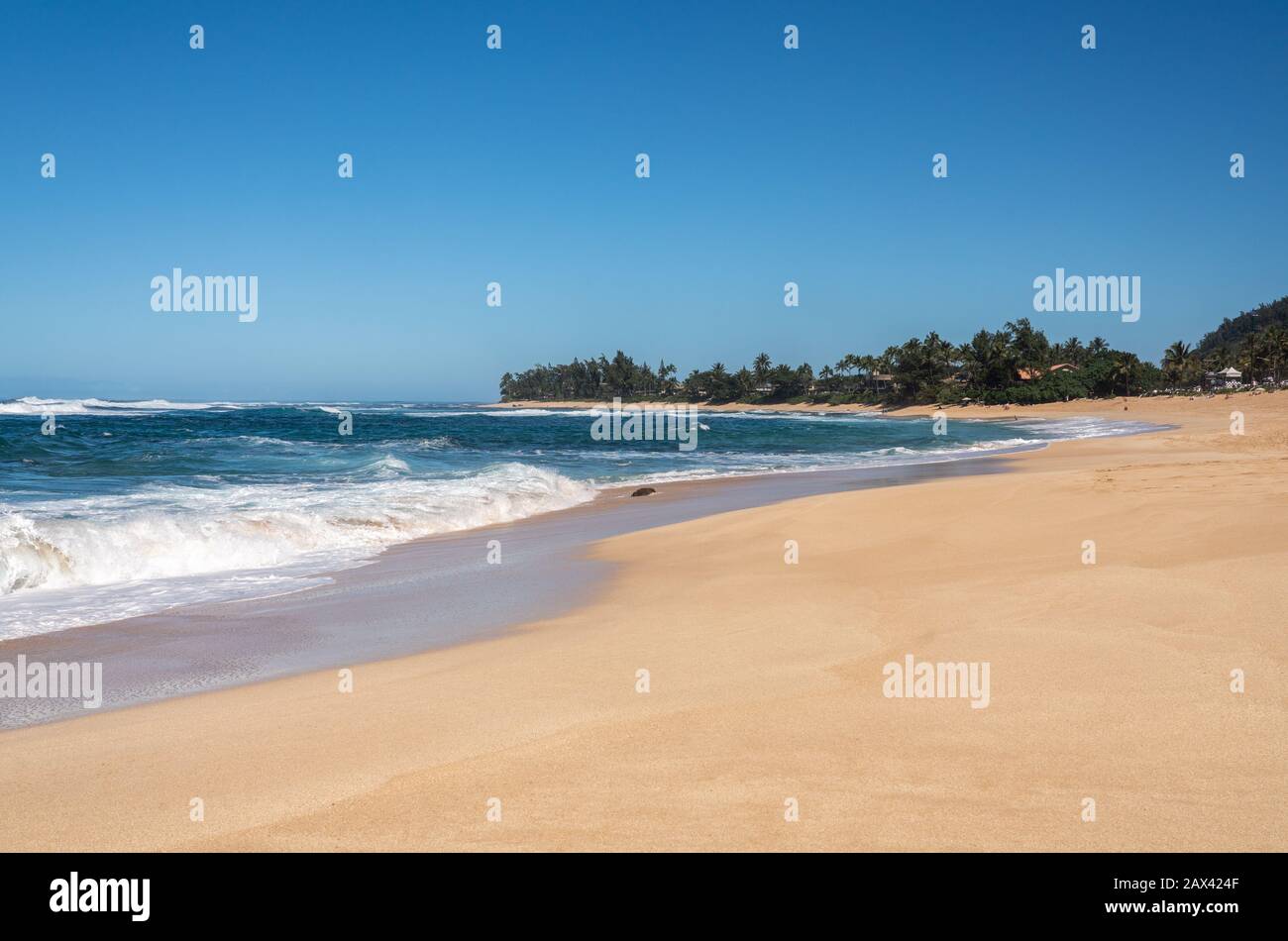 Spiaggia di sabbia quasi deserta al Sunset Beach Park vicino a Banzai Pipeline sulla costa nord di Oahu, Hawaii Foto Stock
