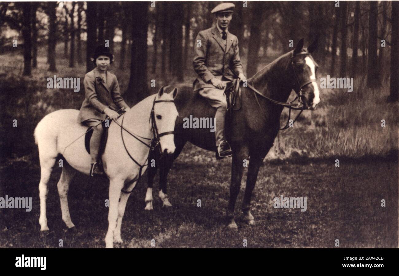 1936 ca , Londra , Inghilterra : la futura Regina ELISABETTA II d'Inghilterra ( nata nel 1926 ) Quando era un bambino con suo padre re GIORGIO VI - REALI - REGALITÀ - nobili - Nobiltà - nobiltà - GRAND BRETAGNA - GRAN BRETAGNA - INGHILTERRA - REGINA - WINDSOR - Casa di Sassonia-Coburgo-Gotha - FAMIGLIA REALE - FAMIGLIA REALE - FAMIGLIA REALE - SORRISO - sorriso - sorriso - personalità da Bambini bambino bambina da giovovane giovovani - personalità quando era bambino piccolo giovane - cavallo - cavalli - ippica equitazione - cavalli --- ARCHIVIO GBB Foto Stock