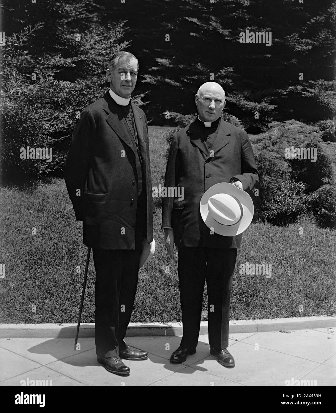 1929 , 3 luglio , WASHINGTON , USA : il Marchese italiano Arcivescovo PIETRO FUMASONI BIONDI ( 1872 - 1960 ) con Rep. Joseph J. Burke ( o Burne ). Segretario della Congregazione Per La Propagazione Della Fede il 14 giugno 1921 e Delegato Apostolico negli Stati Uniti il 14 dicembre 1922 . Papa Pio XI lo creò Cardinale sacerdote di Santa Croce in Gerusalemme nel Concistoro del 13 marzo 1933, in anticipo per la sua nomina a Prefetto della Sacra Congregazione Per La Propagazione Della Fede tre giorni dopo, il 16 marzo. Il Cardinale ha servito come legato pontificio all'Eucaristia Nazionale Foto Stock