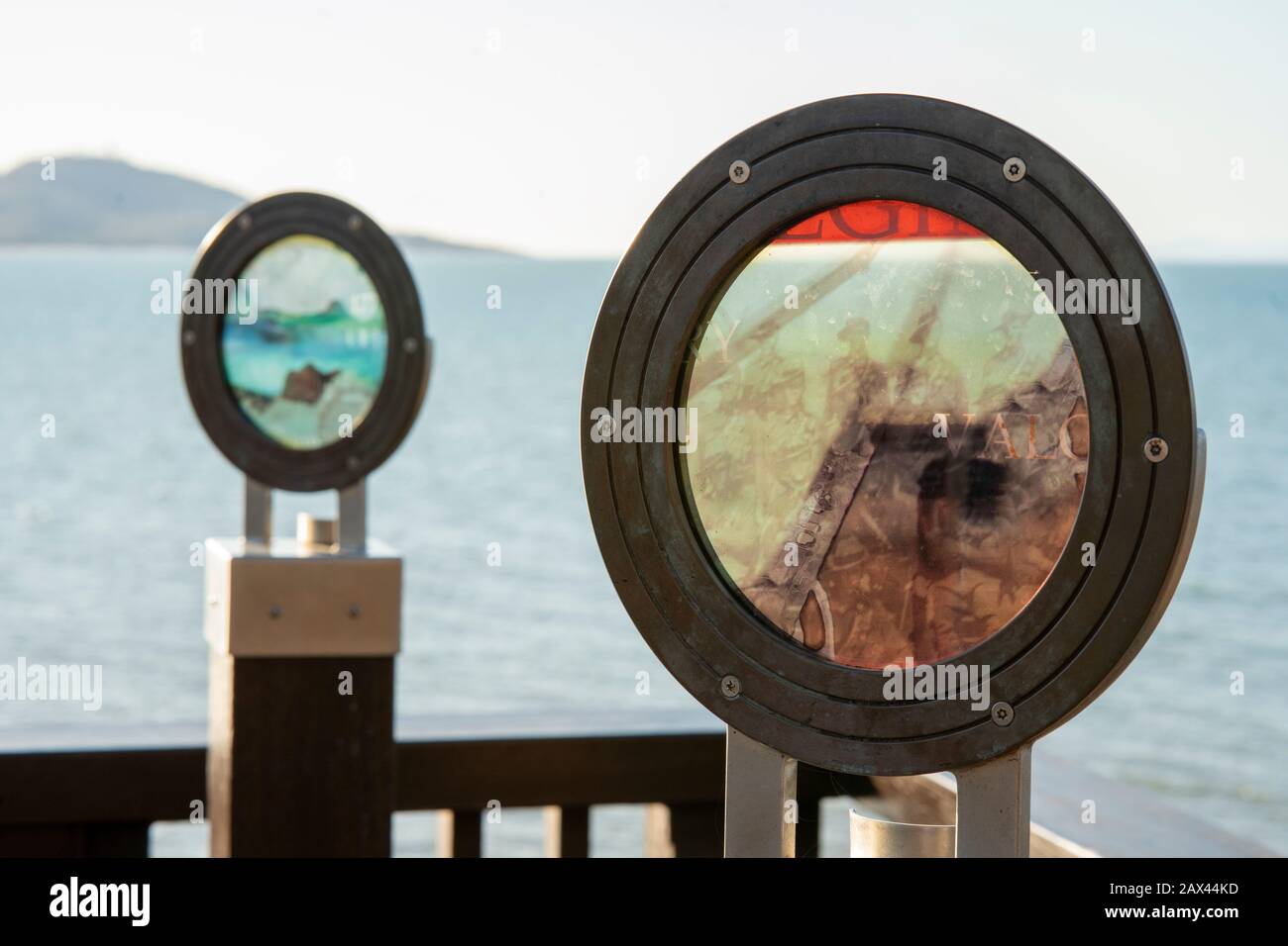 'The Gathering' un'installazione di arte pubblica che simboleggia un luogo di ritrovo per aborigeni, militari e primi coloni.Kissing Point, Townsville Foto Stock