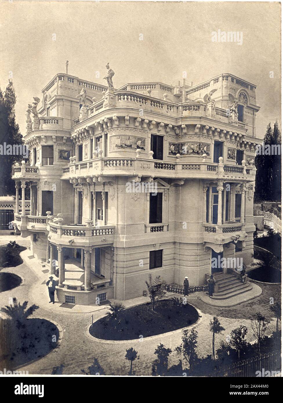 1910 , Genova, ITALIA : LA VILLA LAVARELLO ( Via San Nazzaro ) a SAN FRANCESCO D' ALBARO ( Genova ), opera del celebre architetto Liberty GAETANO ORZALI ( 1873 - 1954 ) . Foto di A. Noack , Genova . Il proprietario di questa villa era il Commendatore Elia Lavarello , Questa casa è stata distrutta nel 1950 - ART NOUVEAU - BELLE EPOQUE - STILE ECLETTICO - Ecleptic - architettura - architettura - ITALIA - FOTO STORICHE - STORIA - GEOGRAFIA - GEOGRAFIA - GEOGRAFIA - GEOGRAFIA - FOTO STORICHE - STILLE - ARCHITETTURA - ARCHITETTURA - Giardino - giardino - palazzina ---- Archivio G Foto Stock