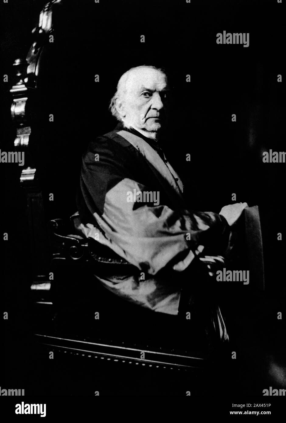 1884 , GRAN BRETAGNA : Sir William Ewart Gladstone ( 1809 – 1898 ) , foto di Rupert William Potter, 28 luglio 1884. Gladstone era uno statista liberale britannico. In una carriera che dura oltre sessant'anni, ha servito come primo Ministro quattro volte più separati di qualsiasi altra persona. Gladstone era anche il primo ministro britannico più vecchio, 84 anni quando si dimise per l'ultima volta. Aveva anche servito come Cancelliere dello scacchiere quattro volte (1853–1855, 1859–1866, 1873–1874, e 1880–1882) .- GRAND BRETAGNA - FOTO STORICHE - primo Ministro Inglese - epoca VITTIANA - Regina Vittoria - Vic Foto Stock