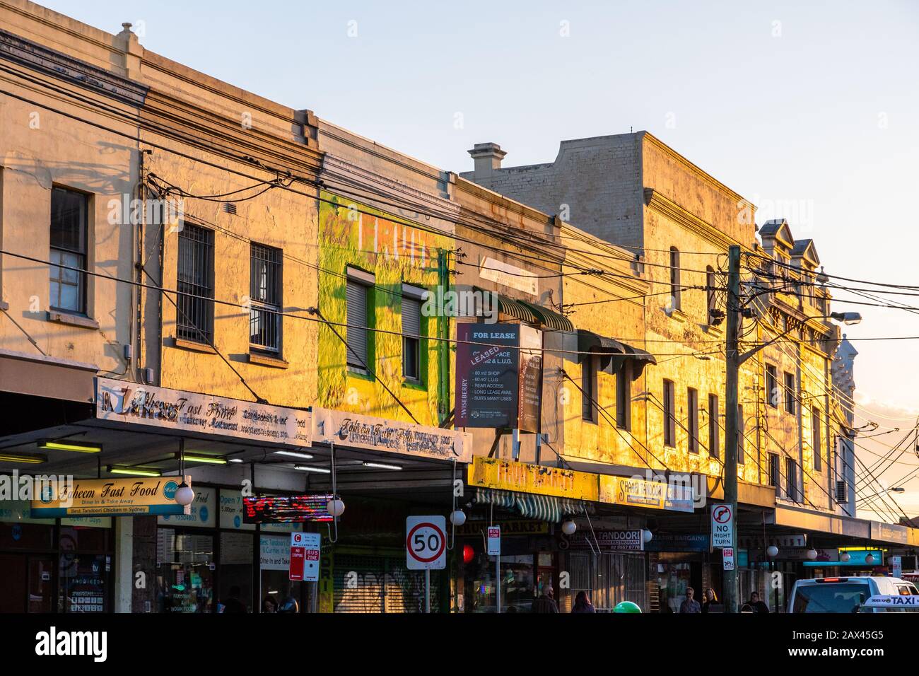 Sydney, Australia - 27 ottobre 2018: Luce del tramonto sugli edifici di Newtown Foto Stock