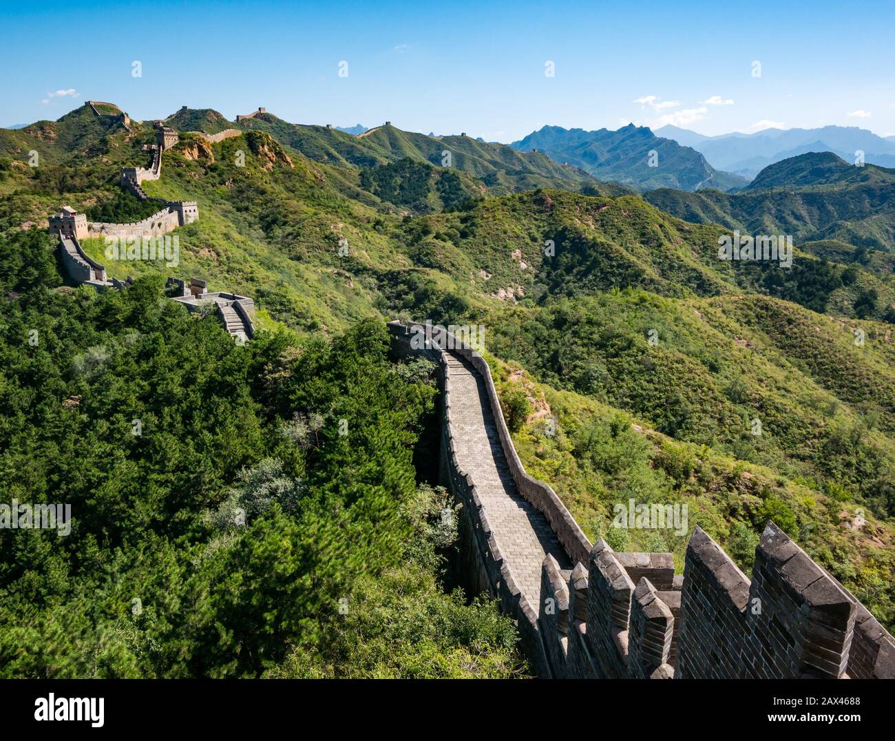 Dinastia Ming Jinshanling Grande Muraglia cinese con torri di guardia che porta a distanza sulla cresta di montagna, Cina, Asia Foto Stock