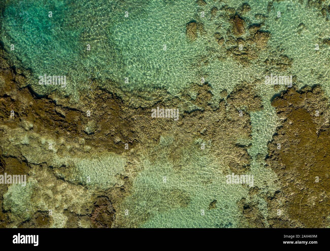 Onde trasparenti nelle acque cristalline di Sharks Cove sulla costa settentrionale di Oahu alle Hawaii Foto Stock