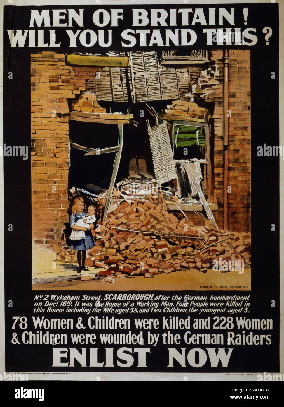 1915 , SCARBOROUGH , North Yorkshire , GRAN BRETAGNA : uomini di Gran Bretagna! Vi leverete in piedi questo? 78 donne e bambini sono stati uccisi e 228 donne e bambini sono stati feriti dalle incursioni tedesche. Enlist ora progettato e stampato da Johnson, Riddle & Co., Ltd., Londra, S.E. . Wykeham Street, Scarborough, dopo il bombardamento tedesco sulla 16th dicembre. Era la casa di un uomo che lavorava. Quattro persone sono state uccise in questa casa, tra cui la moglie, di 58 anni, e due bambini, i più giovani di 5 anni. PROPAGANDA poster DURANTE LA guerra MONDIALE Commissione parlamentare per il reclutamento , LONDRA . Durante la prima guerra mondiale, la città wa Foto Stock