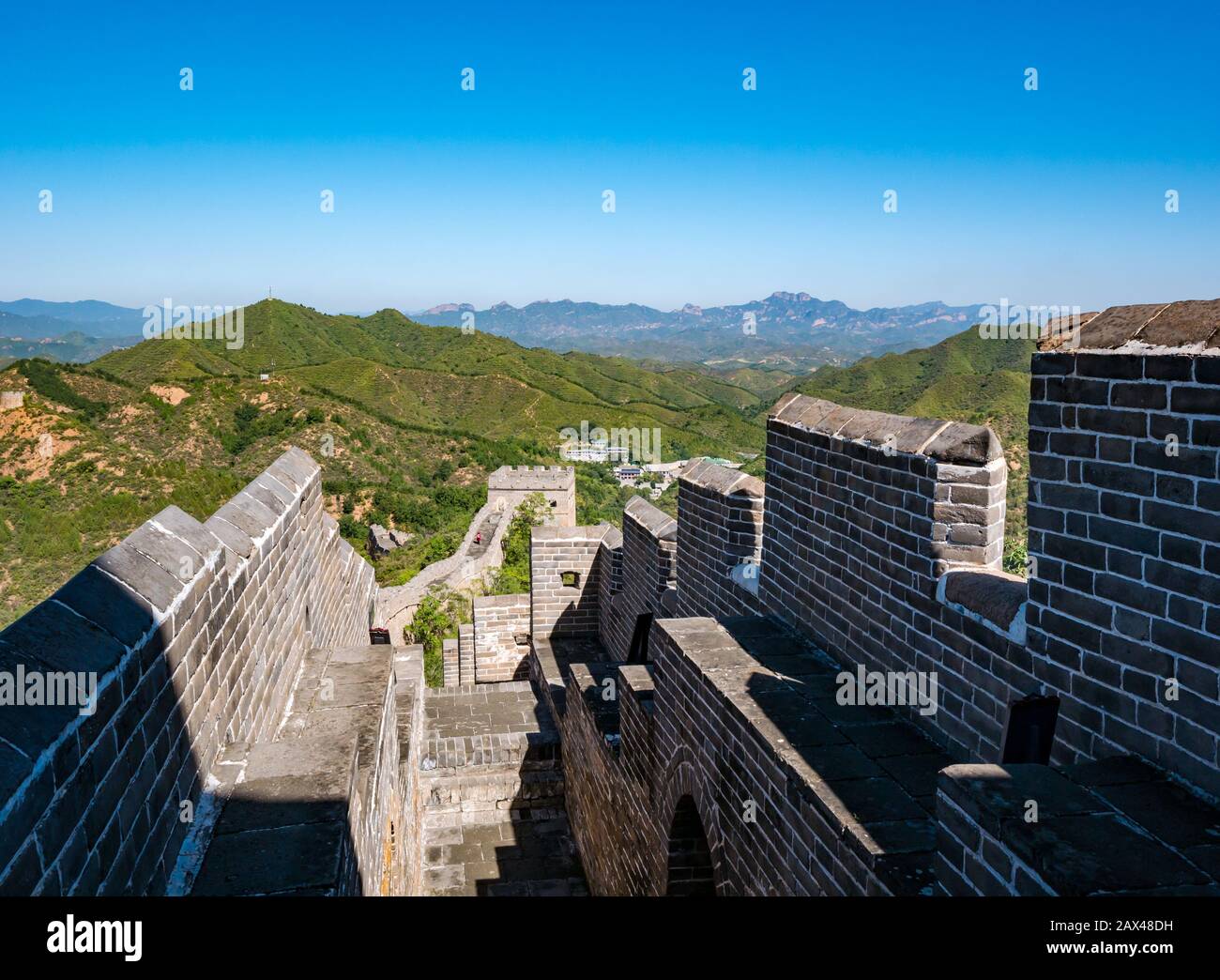 Vista dalla Torre Generale, la Grande Muraglia di Jinshanling della Cina che si trova in lontananza sulla cresta della montagna, Cina, Asia Foto Stock