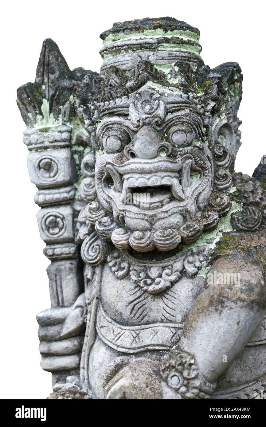 Una statua in pietra di un Dio indù o di pietà - Barong. Bali, Indonesia. Ritaglio, sfondo bianco Foto Stock