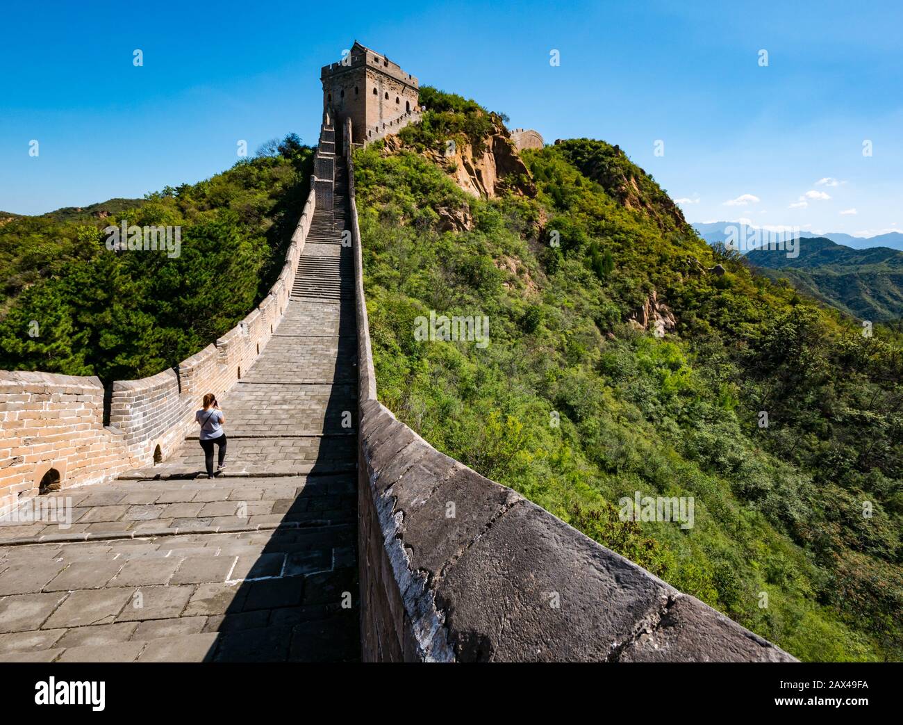 Donne turisti a piedi sulla Grande Muraglia Jinshanling della Cina nel bel tempo, provincia Hebei, Cina, Asia Foto Stock