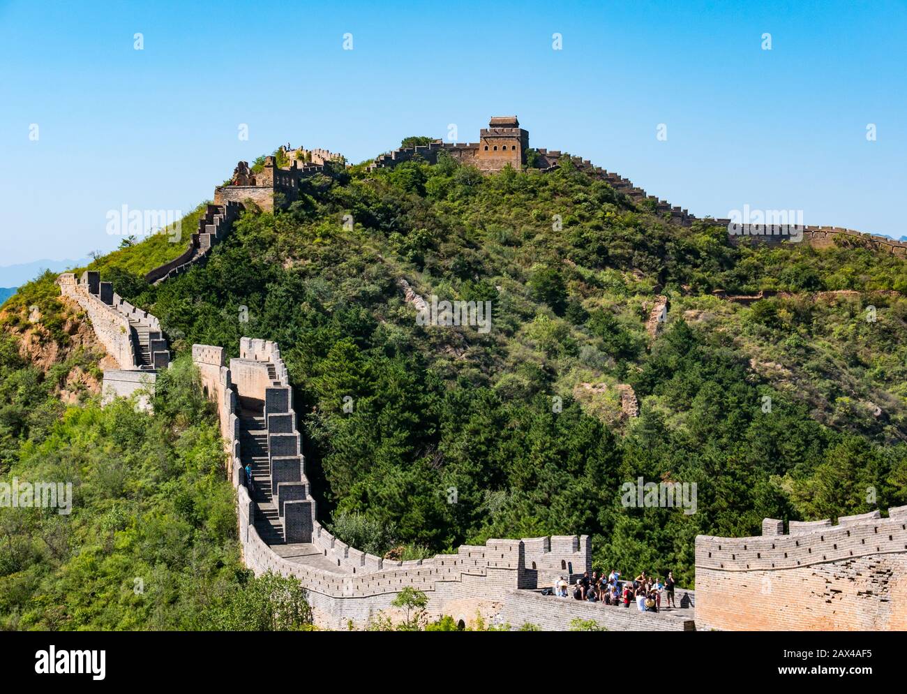 Turisti sulla Grande Muraglia cinese di Jinshanling nel bel tempo, provincia di Hebei, Cina, Asia Foto Stock