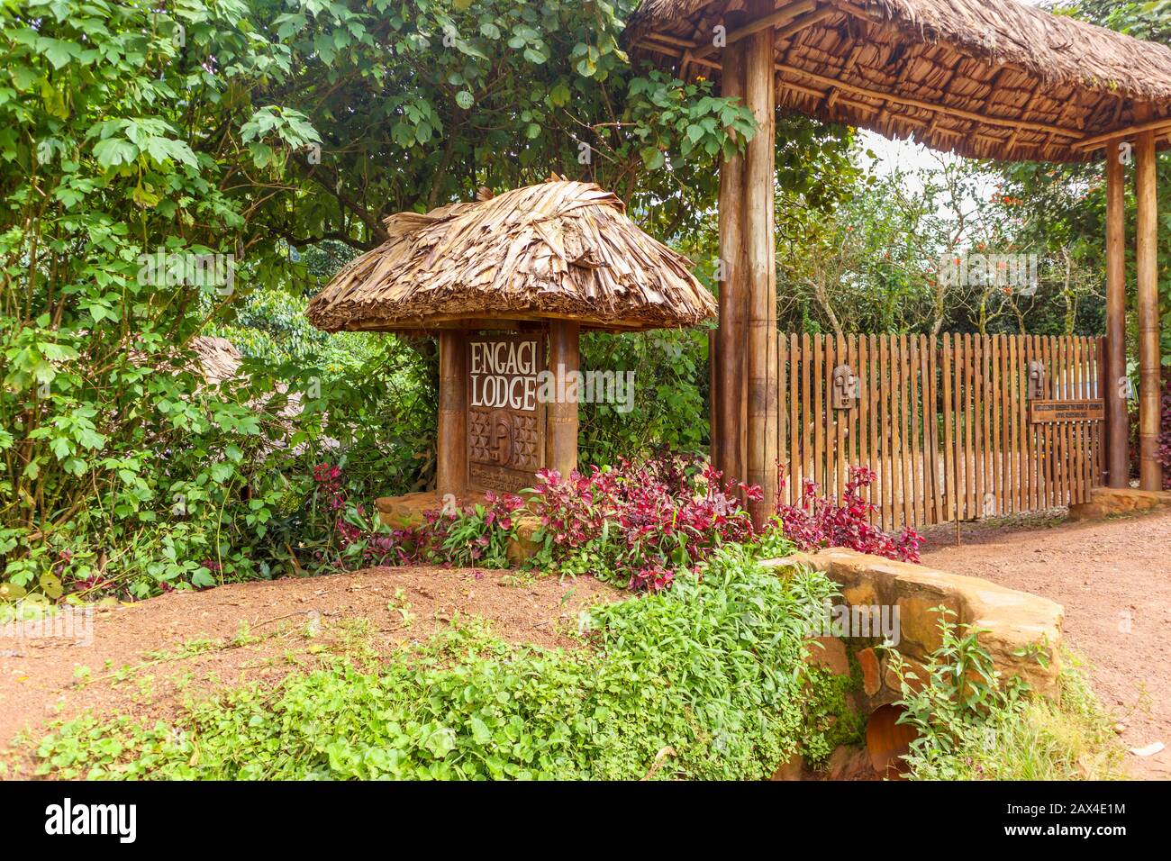 Cartello D'Ingresso All'Engagi Lodge Hotel, Buhoma, Bwindi Impenetrabile Forest, Bwindi Impenetrabile National Park, Kanungu District, Western Region, Uganda Foto Stock