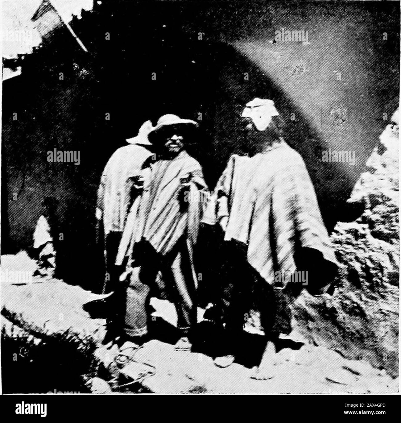 Sotto la croce meridionale in Sud America . I IRI) S 1 1 IFW DI R.A PAZ. AX INDIAX GROUP, LA PAZ 543 LA PIÙ PITTORESCA CITTÀ INDIANA 245 quando siamo arrivati sull'orlo della valle - canon o gola itwherei probabilmente essere chiamato negli Stati occidentali - e guardò verso il basso i tetti di terracotta tegole rosse così nettamente definito nella radicaria che le piastrelle potrebbero essere contate, la vista si dispiegò prima di oureyes assomigliando ad alcuni magici panorami sparsi prima della vista byvand di incanto. La fusione dei colori era più notevole, le loro variazioni che trascinano l'occhio come se da un incantesimo e clemingattion con un f Foto Stock