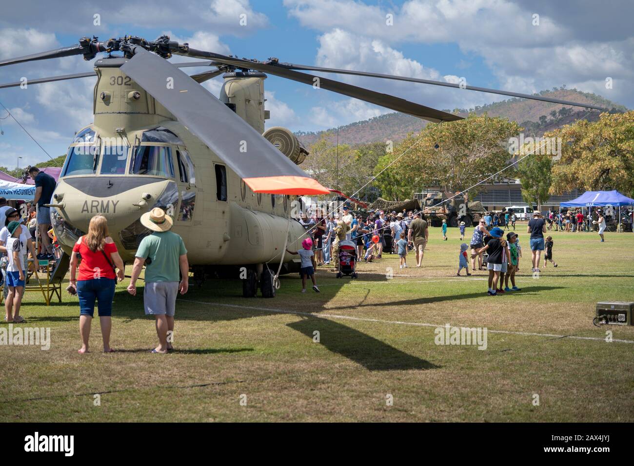 Persone che guardano l'elicottero Chinook in mostra all'Australian Army Open Day, la caserma dell'Armata di Lavarack, Townsville North Queensland Foto Stock