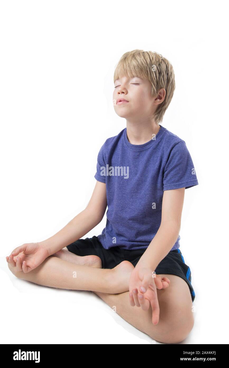 Ritratto di un bambino meditando su sfondo bianco Foto Stock