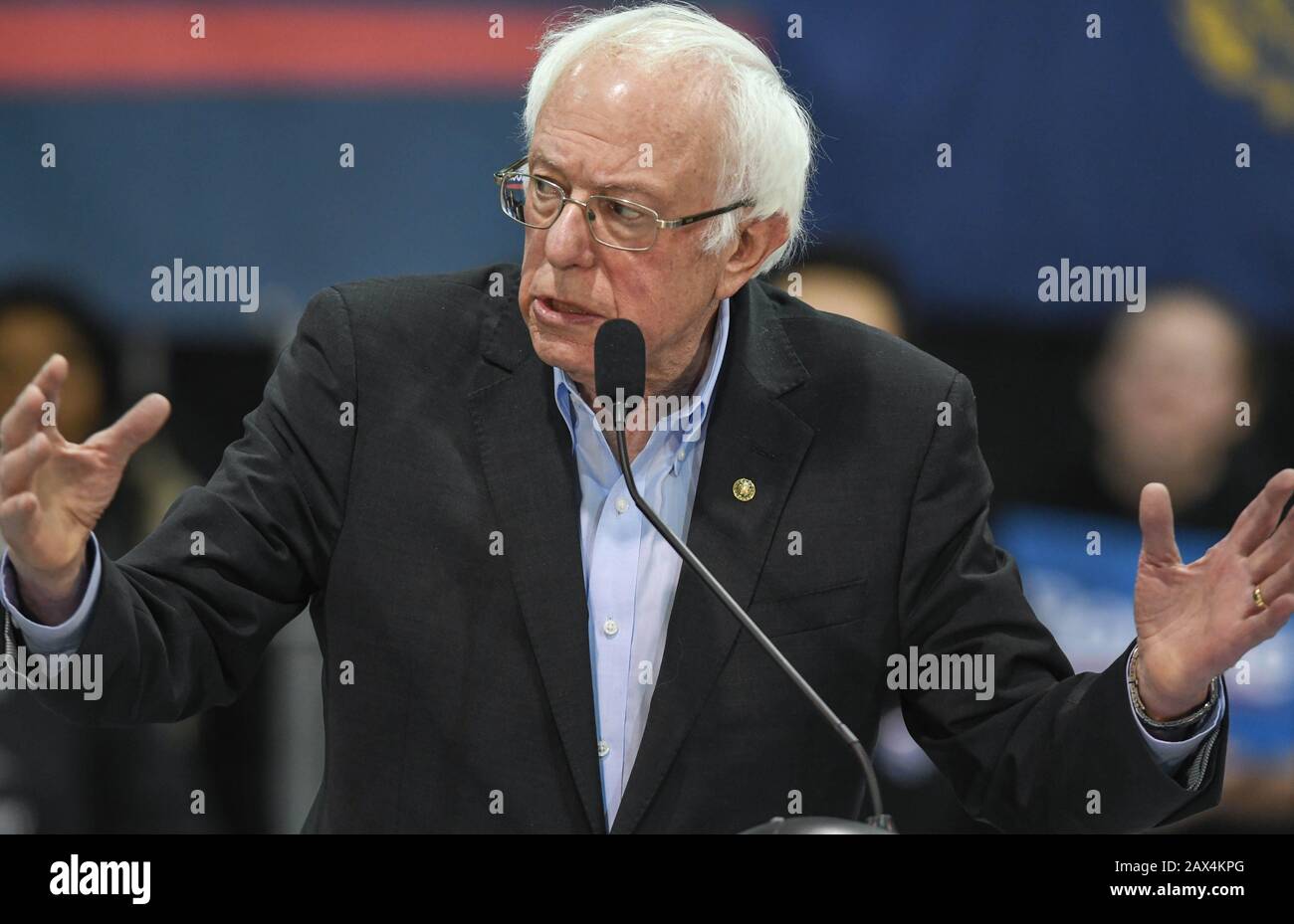 Il senatore statunitense Bernie Sanders, indipendente dal Vermont, parla a Ringe, N.H., USA, durante la campagna presidenziale del New Hampshire. Foto Stock