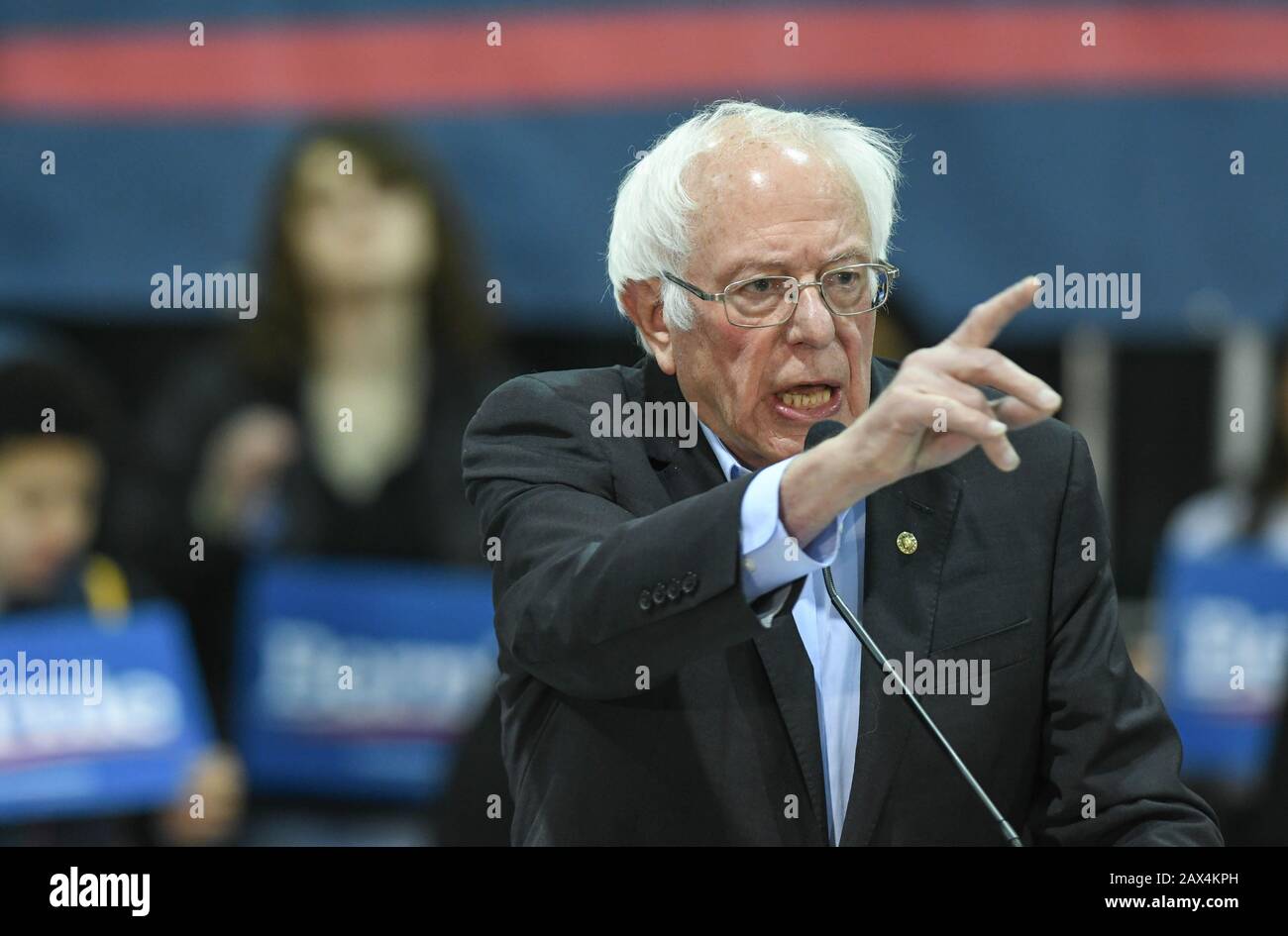 Il senatore statunitense Bernie Sanders, indipendente dal Vermont, parla a Ringe, N.H., USA, durante la campagna presidenziale del New Hampshire. Foto Stock