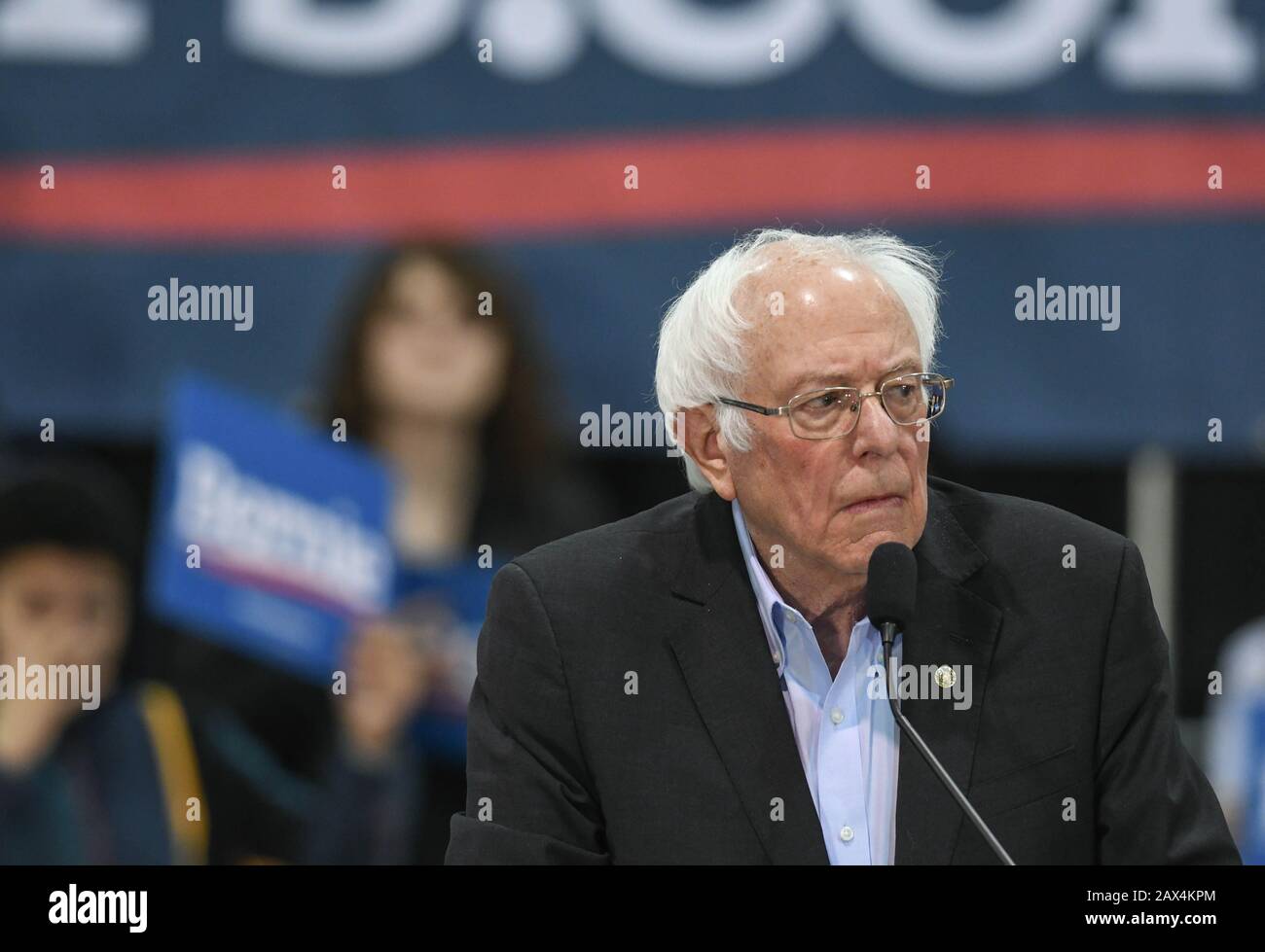 Il senatore statunitense Bernie Sanders, indipendente dal Vermont, parla a Ringe, N.H., USA, durante la campagna presidenziale del New Hampshire. Foto Stock