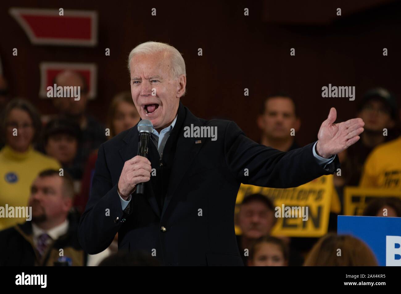 L'ex Vice Presidente degli Stati Uniti Joe Biden Campagne a Hampton, N.H., USA, il 9 febbraio 2020, durante la primaria presidenziale del New Hampshire. Foto Stock