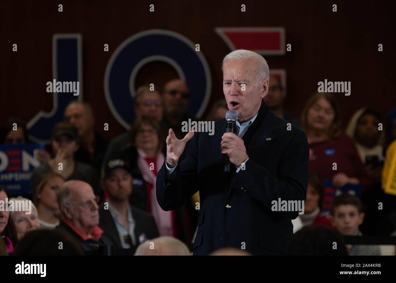 L'ex Vice Presidente degli Stati Uniti Joe Biden Campagne a Hampton, N.H., USA, il 9 febbraio 2020, durante la primaria presidenziale del New Hampshire. Foto Stock