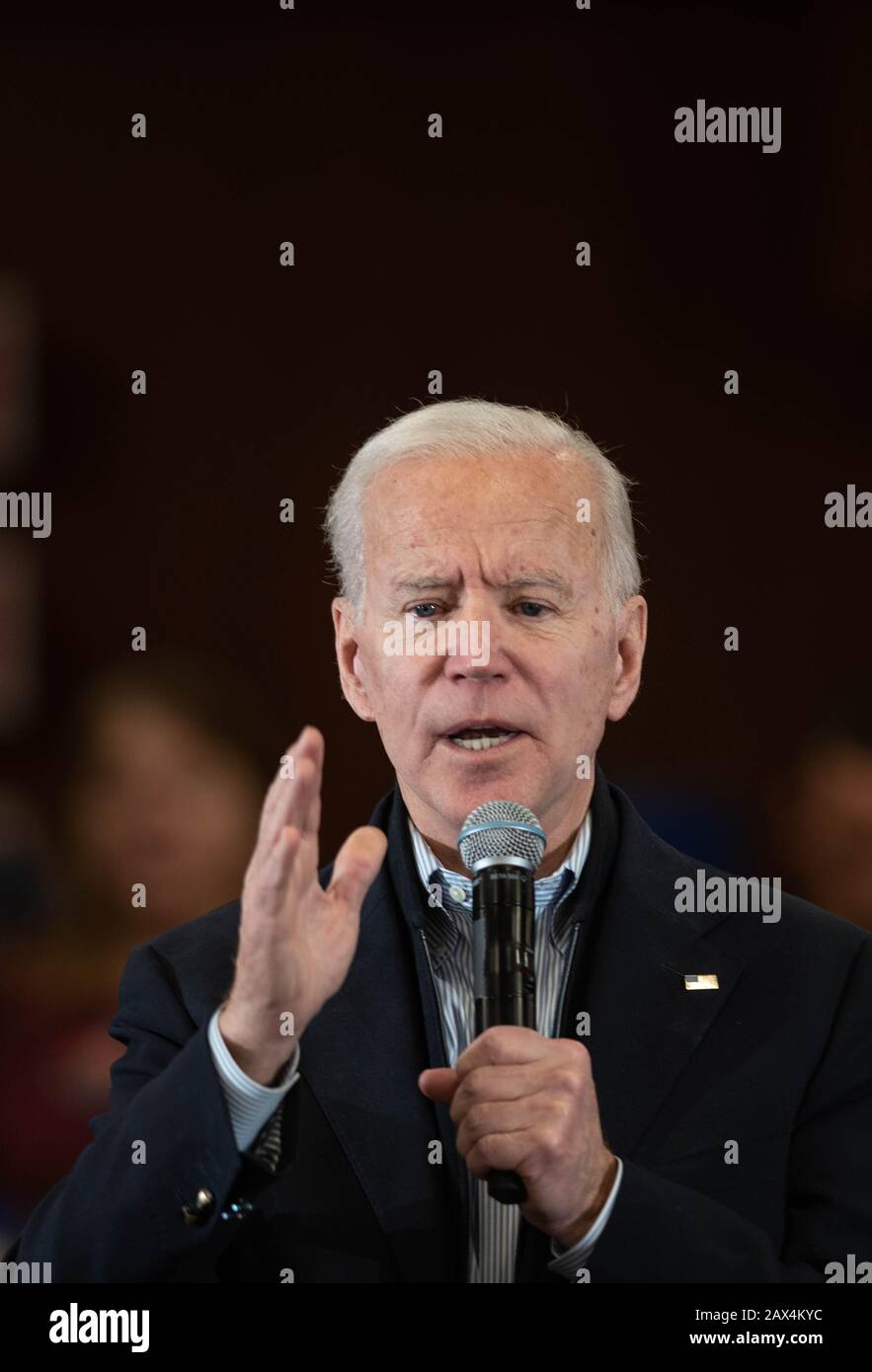L'ex Vice Presidente degli Stati Uniti Joe Biden Campagne a Hampton, N.H., USA, il 9 febbraio 2020, durante la primaria presidenziale del New Hampshire. Foto Stock