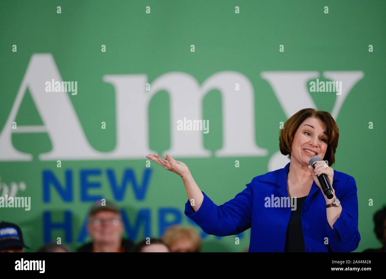 Il senatore statunitense Amy Klopuchar, un democratico del Minnesota, parla a un raduno a Nashua, N.H., il 9 febbraio 2020, durante la primaria presidenziale del New Hampshire. Foto Stock