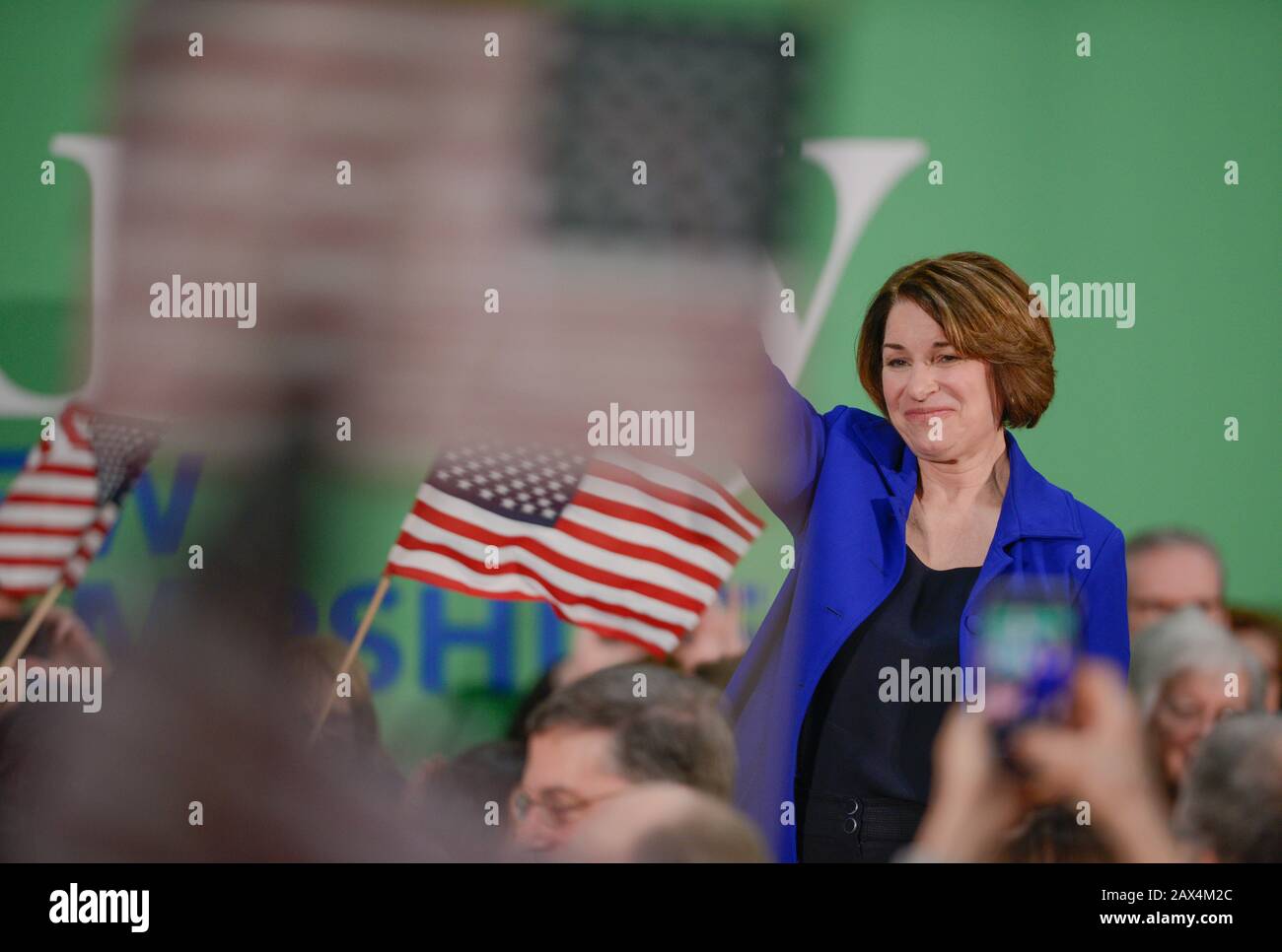 Il senatore statunitense Amy Klopuchar, un democratico del Minnesota, parla a un raduno a Nashua, N.H., il 9 febbraio 2020, durante la primaria presidenziale del New Hampshire. Foto Stock