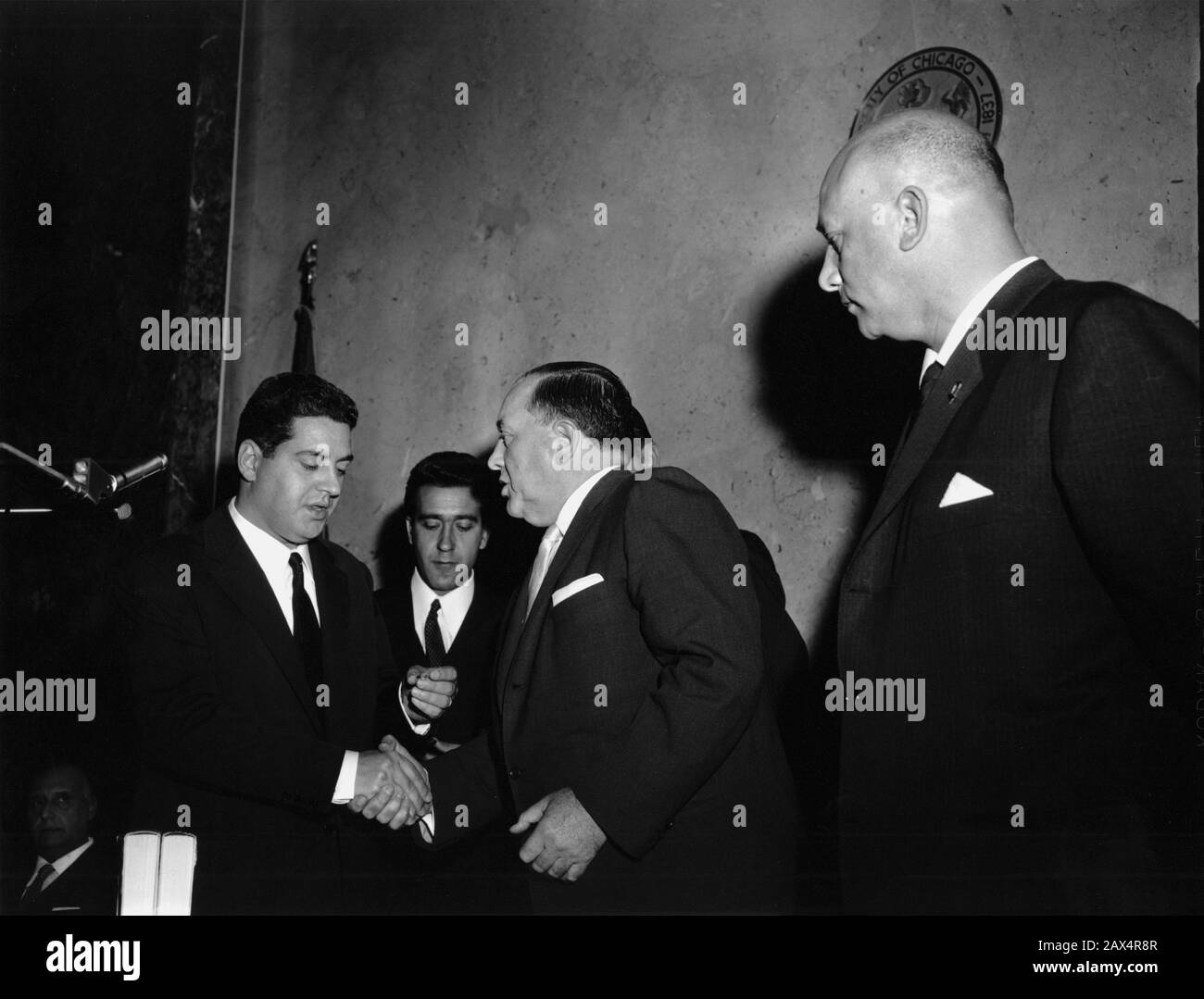 1962 , 26 settembre , CHICAGO , USA : Nella Foto a destra si Trovano Dr. SALVO Lima ( 1928 - 1992 ) , sindaco di Palermo , on. Oscar ANDO , Sindaco di Messina e Sindaco di Chicago Richard Daley con Francesco Guariglia , console generale locale d'Italia . Salvatore Lima ( 1928 - 1992 ) è stato un politico italiano della Sicilia assassinato dalla mafia . Spesso viene chiamato padre di salvo Lima .Lima era un mafioso, ma non si sa se egli stesso fosse un 'membro di giada' di cosa nostra . Nella relazione finale della prima Commissione Antimafia italiana (1963-1976) Lima è stata descritta come Foto Stock