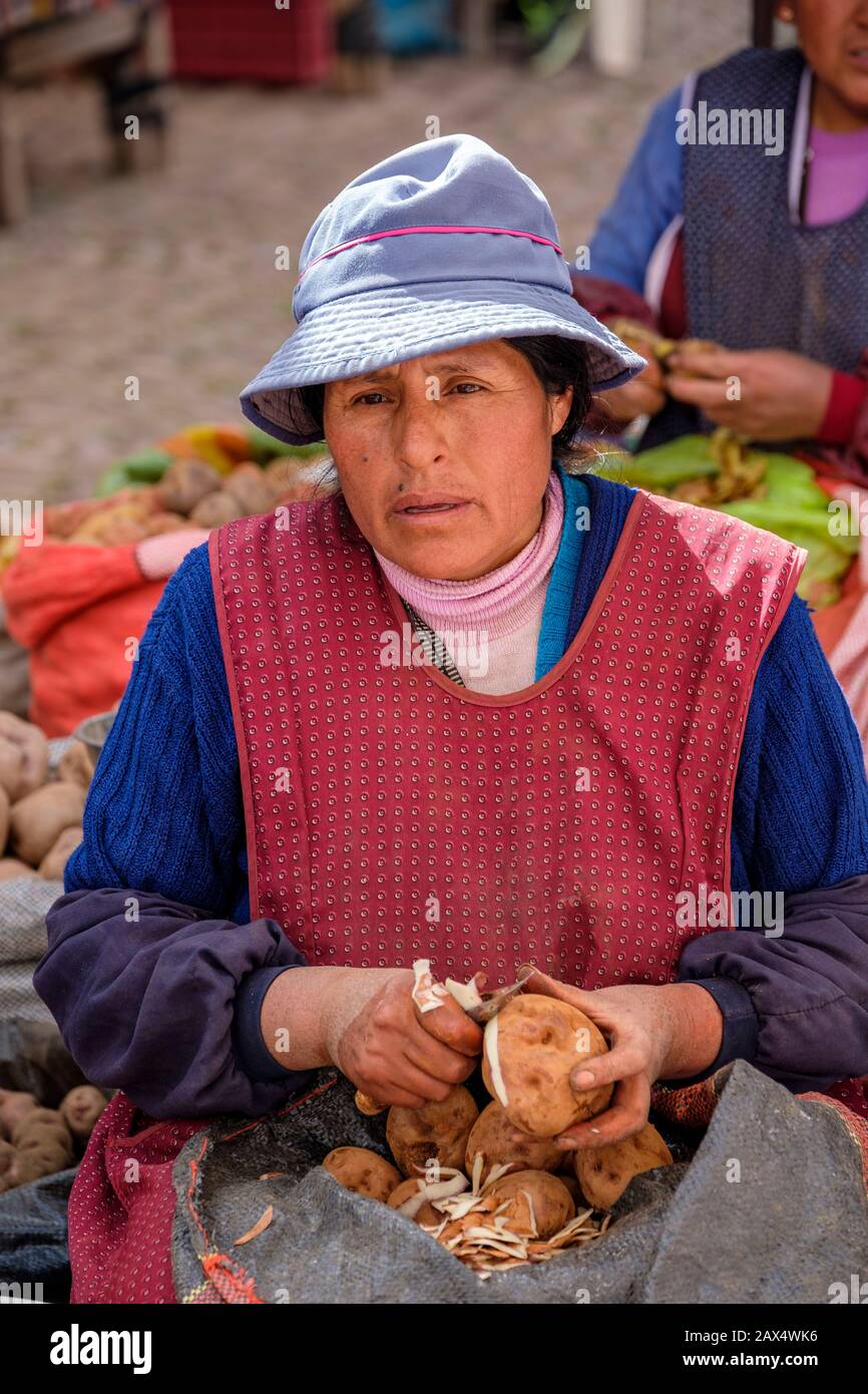 Perù mercato pubblico, ritratto di donna peruviana Città di Pisac, venditori, locali alla città di Pisac mercato all'aperto, Perù Valle Sacra Perù, Pisac Perù Foto Stock