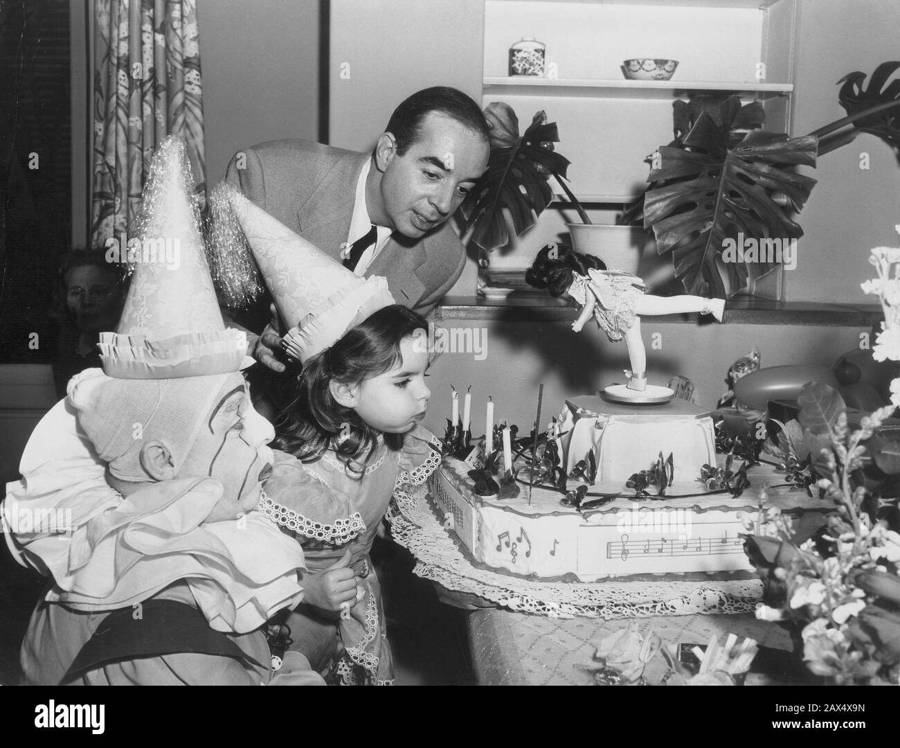 1950 , Hollywood , USA : LIZA MINNELLI ( nato 16 marzo 1946 , Los Angeles , USA ) 4th festa di compleanno in casa con suo padre , il celebre regista VINCENTE MINNELLI ( 1903 - 1986 ) - FILM - CINEMA - attrice - cantante - registrazione filmato - festa di compleanno - pagliaccio - clown - torta - torta - torta - Personalità con i figli - a famiglia - Personalità famiglia - Personalty When was Young child - Personalità celebrità da giovani bambini - celebrità - celebrità - personaggi famosi ---- Archivio GBB Foto Stock