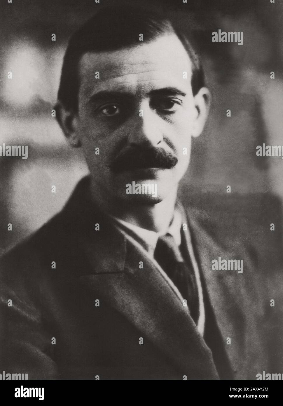 Anni '30, FRANCIA : il pittore impressionista francese Maurice UTRILLO ( 1883 - 1955 ) - ritratto - ritratto - ARTE - ARTE - ARTISTA - ARTISTA - IMPRESSIONISMO - IMPRESSIONISMO - baffi - baffi - cravatta - cravatta - Colletto ---- Archivio GBB Foto Stock