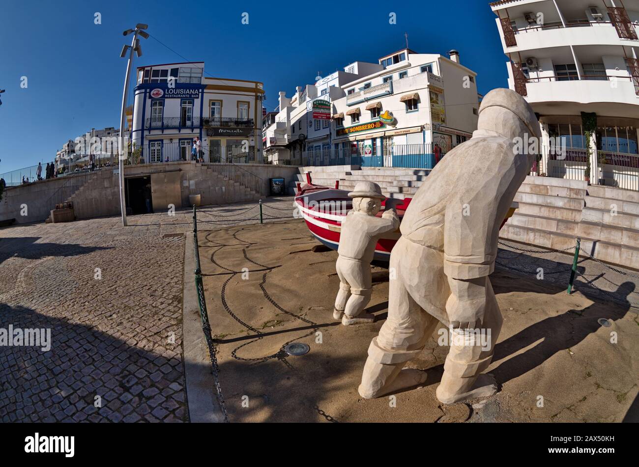 Barca in legno a statue a Fishermens Beach. Albufeira, Algarve, Potugal Foto Stock