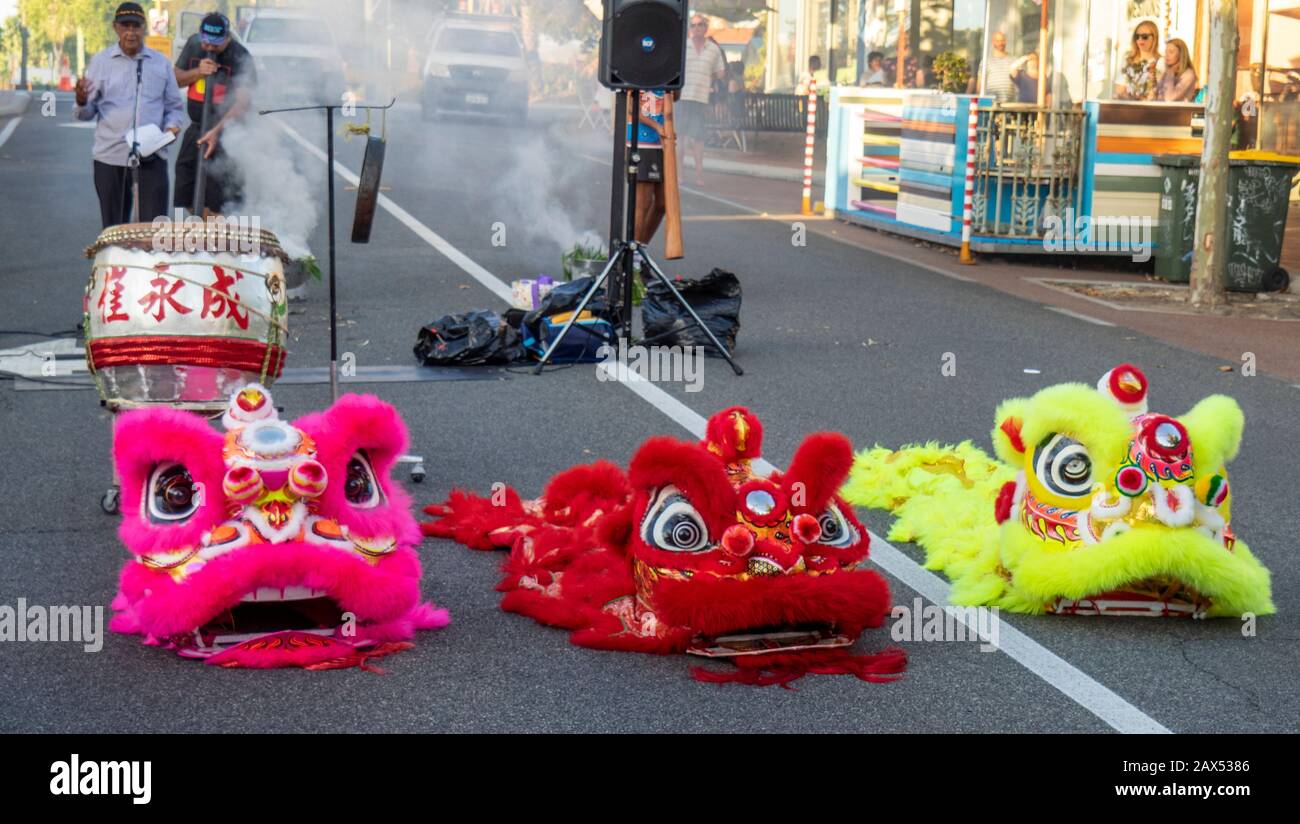 Anziano aborigeno che fa il benvenuto alla cerimonia di campagna prima delle celebrazioni del Capodanno cinese di ballo del Leone a William St Northbridge Perth Australia Occidentale. Foto Stock