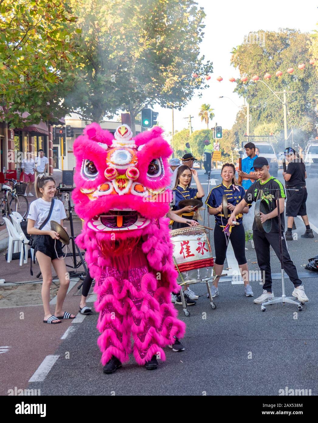 Folla che guarda la danza del Leone al Festival delle Lanterne parte delle celebrazioni del Capodanno cinese Lunar 2020 a William St Northbridge Perth nell'Australia Occidentale. Foto Stock