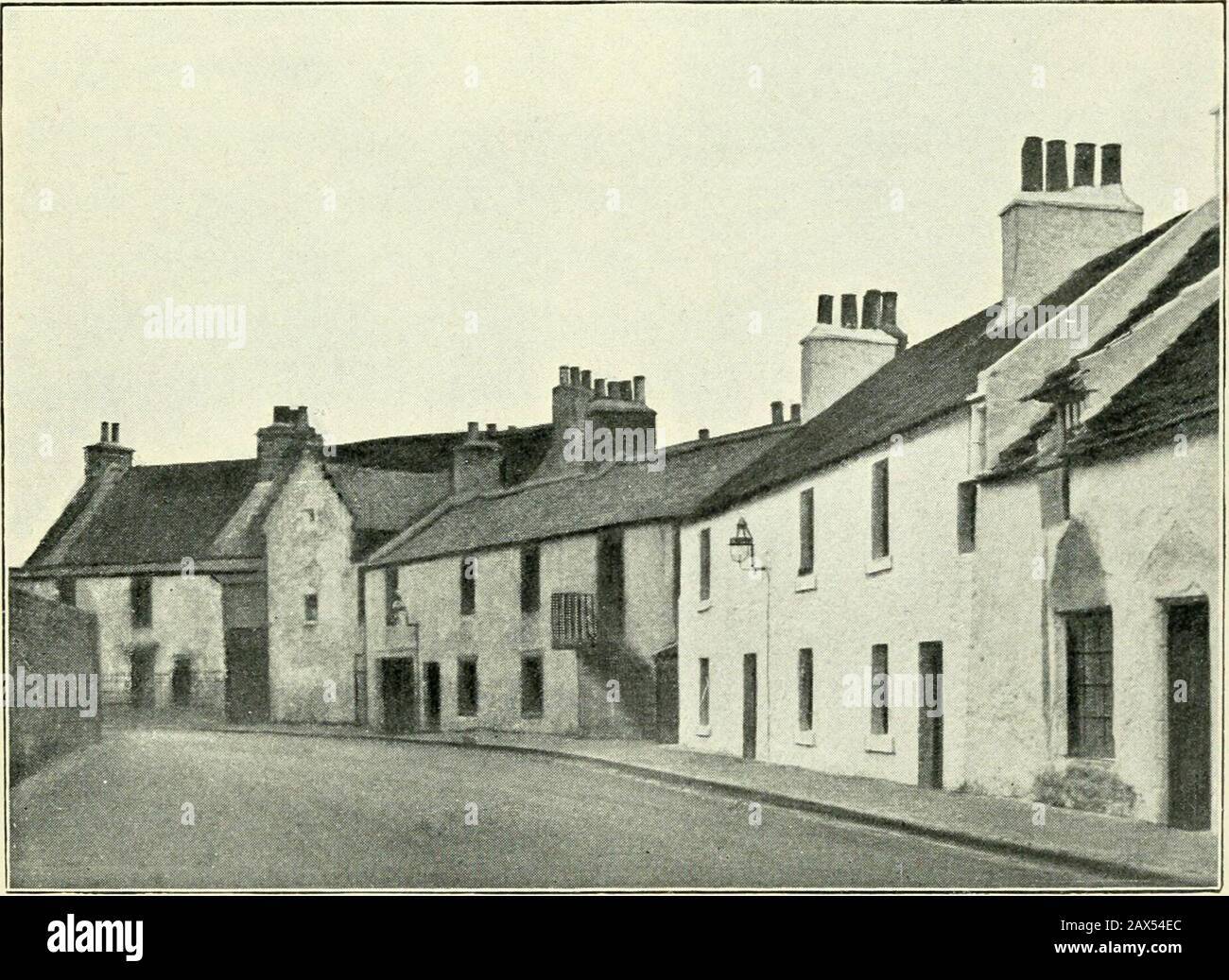 Giacomo VI e il mistero di Gowrie . Foto: W. J. Hay, Edimburgo p. 150. RESTALRIG CASA. Foto: W. J. Hay, Edimburgo p. 150. RESTALRIG VILLAGE LOGAN DI RESTALRIG 151 indietro trecento anni. Sul lato destro della strada, camminando verso est, quello che appare come un tumulo hugeo-reen è visibile sopra un antico muro hio-h. Questo o CJ è tutto ciò che rimane della Cappella di San Triduana, e fu un santo che venne da Achaia con San Eegolo, il mitico fondatore di St. Andrews. Morì a Eestalrig l'8 ottobre 510, e avrebbe potuto conversare con i Celti, che poi abitavano in un gannog nel loch; ogni evento che noi abbiamo avuto Foto Stock