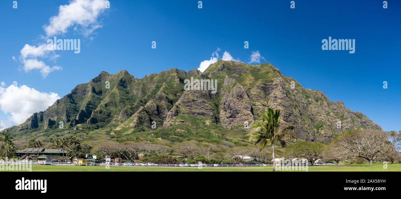 Kualoa, HI - 24 gennaio 2020: Panorama delle montagne dietro il Kualoa Ranch, un'attrazione turistica su Oahu Foto Stock