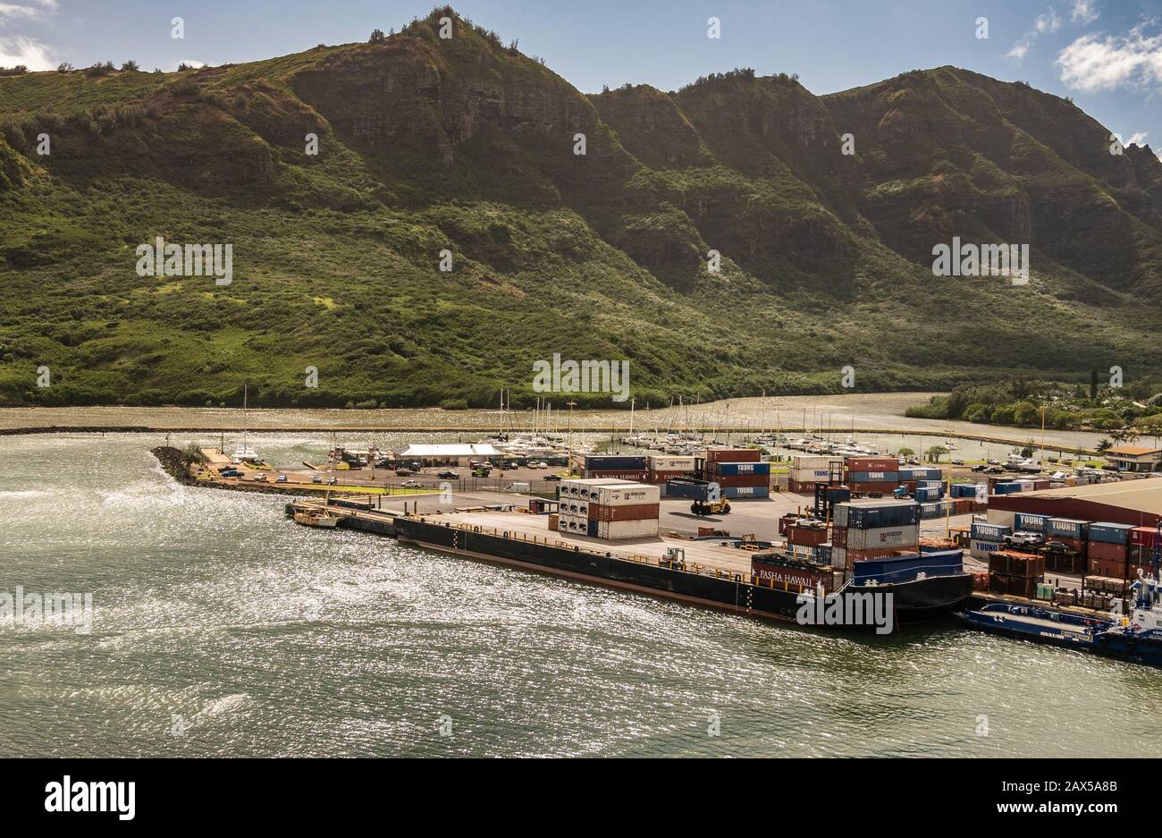 Nawiliwili, Kauai, Hawaii, Stati Uniti. - 17 gennaio 2020: Chiatta di trasporto Haaheo quasi vuota ancorata nel porto. Montagna verde con scogliera marrone-nero Foto Stock