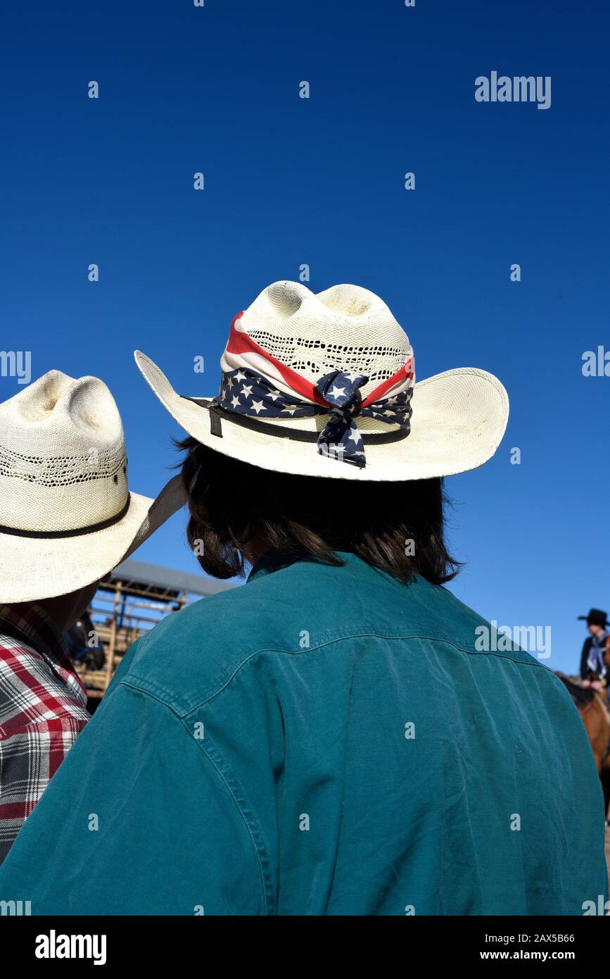 Due membri di Cowboys per Trump che indossano cappelli da cowboy partecipano a un rally pro-Trump nel New Mexico USA Foto Stock