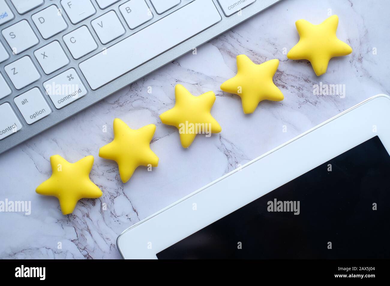 valutazione della soddisfazione del cliente con tablet e tastiera digitali Foto Stock