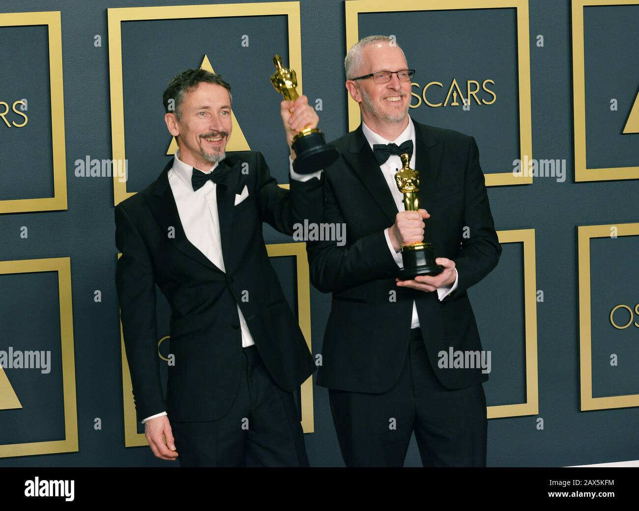 Los Angeles, Stati Uniti. 10th Feb, 2020. Mark Taylor, Stuart Wilson 260 Sound Editors Mark Taylor e Stuart Wilson, vincitori del Sound Mixing Award per il '1917, ' posa con Salma Hayek (L) e Oscar Isaac (R) nella sala stampa durante il 92nd Annual Academy Awards a Hollywood and Highland il 09 febbraio 2020 a Hollywood, California. Credit: Tsuni/Usa/Alamy Live News Foto Stock