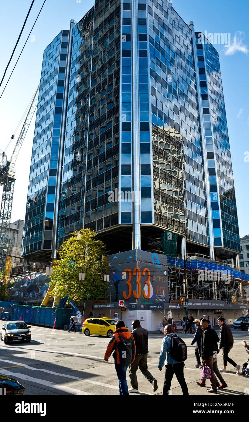 Sviluppo di proprietà a Seymour e Cordova strade nel centro di Vancouver, BC, Canada. Pedoni e traffico vicino a un edificio di uffici rivitalizzato. Foto Stock