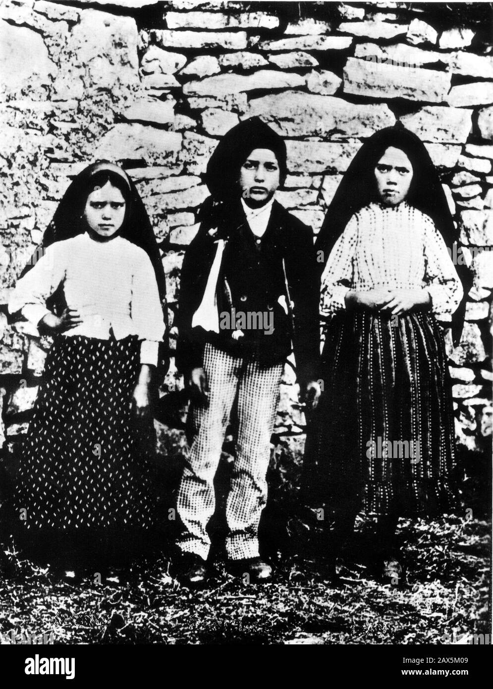 13 luglio 1917 , Fatima , Portogallo : JACINTA MARTO ( 1910 - 1920 ) , FRANCISCO MARTO ( 1908 - 1919 ) e LUCIA DOS SANTOS (nato il 22 marzo 1907 ) - MIRACOLO DI FATIMA   PORTOGALLO - RELIGIONE - PRODIGI - miracoli - mistero - sovrannaturale - apparizione mariana - appariioni mariane - MADONNA - nostra Signora - Madonna - MIRACOLO - miracoli MISTERIA - RELIGIONE - SANTO - SANTI - Santi - VISIONE - VISIONI - VISIONE - VISIONI - APPARIZIONE - Apparizioni - contadino - contadini - contadino ---- Archivio GBB Foto Stock