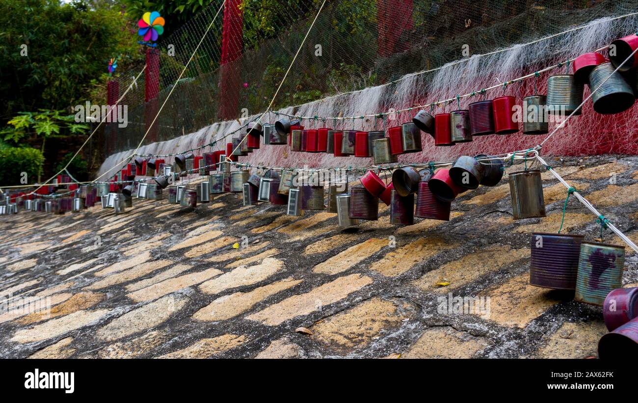 Hong Kong - 1 gennaio 2020 : catena Di Lattine di stagno, Lattine di stagno rosse e d'argento appese sulla corda in Tai o Village Foto Stock