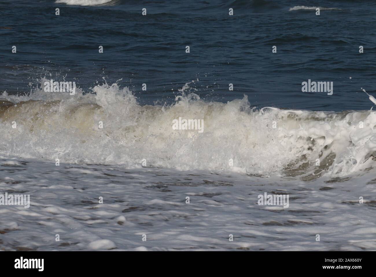 closeup di onde marine sulla spiaggia, mare e spiaggia, mare indiano e spiaggia, paesaggio di spiagge, sfondi di spiaggia Foto Stock