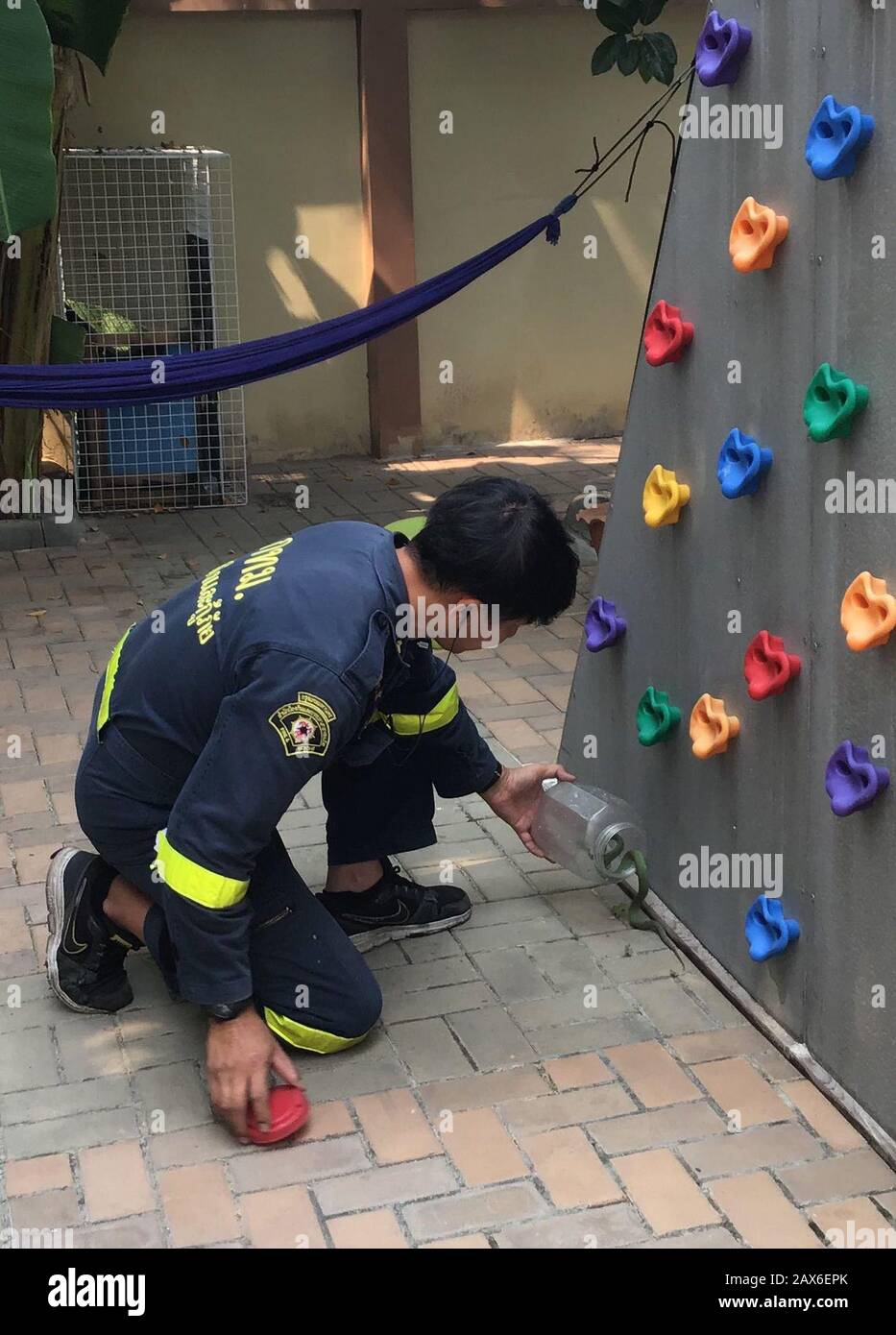 Bangkok, Tailandia. 03rd Feb, 2020. Pinyo Pukpinyo, cacciatore di serpenti presso il reparto antincendio. Sta intrappolando un Viper in un cortile. Nella capitale tailandese, la brigata antincendio è chiamata più spesso per i serpenti che per spegnere gli incendi. (A dpa 'The Snake Hunter of Bangkok') credito: Caroline Bock/dpa/Alamy Live News Foto Stock