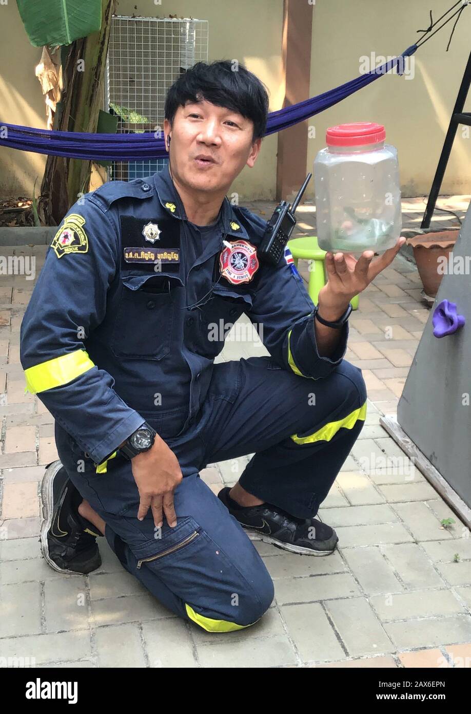 Bangkok, Tailandia. 03rd Feb, 2020. Pinyo Pukpinyo, cacciatore di serpenti presso il reparto antincendio, ha catturato un vipera in un cortile. Nella capitale tailandese, la brigata antincendio è chiamata più spesso per i serpenti che per spegnere gli incendi. (A dpa 'The Snake Hunter of Bangkok') credito: Caroline Bock/dpa/Alamy Live News Foto Stock
